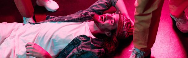 colpo panoramico di uomo sorridente sdraiato sul pavimento in discoteca
 - Foto, immagini