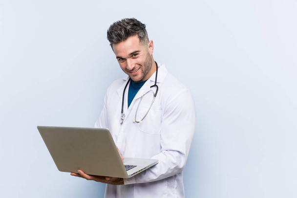 Caucasian doctor man with a laptop - Φωτογραφία, εικόνα