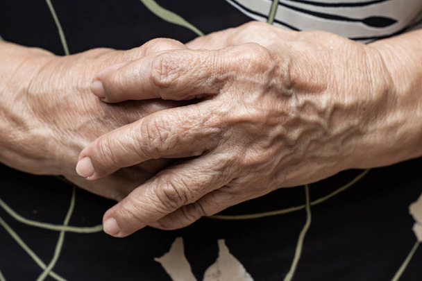 Starší žena drží ruce a modlí se, zavřít & makro, selektivní zaostření, část kůže v asijském těle, pocit tělesného jazyka, náboženský koncept - Fotografie, Obrázek