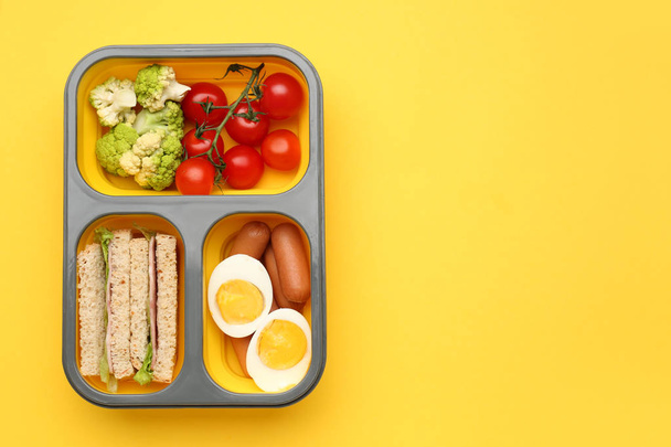Renkli arkaplanda lezzetli yemekler olan beslenme çantası. - Fotoğraf, Görsel