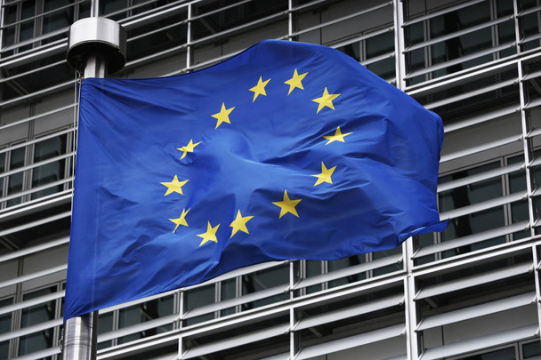 2018年7月10日、ベルギー・ブリュッセルのEU本部の外でヨーロッパの旗が風に吹かされる - 写真・画像