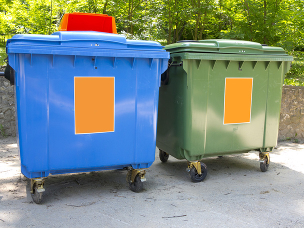 Новые красочные пластиковые контейнеры для мусора
 - Фото, изображение