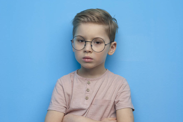 Little cute boy in glasses posing thoughtfully - Foto, afbeelding