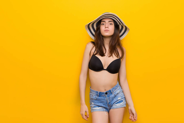 Joven mujer caucásica con bikini y pamela
 - Foto, Imagen