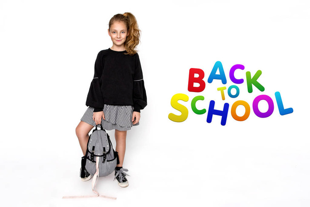 Повернутися до школи. Мила дівчинка з рюкзаком бігає і ходить до школи з задоволенням - Зображення
 - Фото, зображення