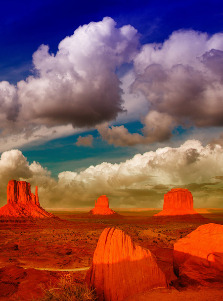 Maravillosa vista de las famosas Buttes of Monument Valley al atardecer, Ut
 - Foto, imagen