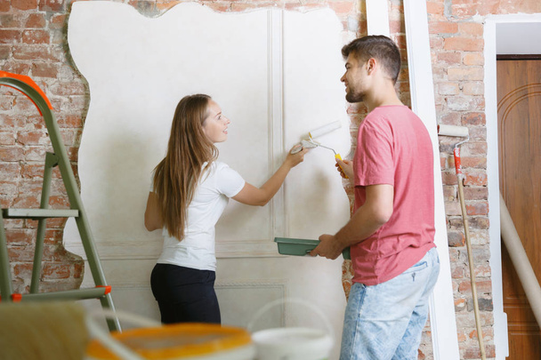 junges Paar repariert Wohnung selbst - Foto, Bild