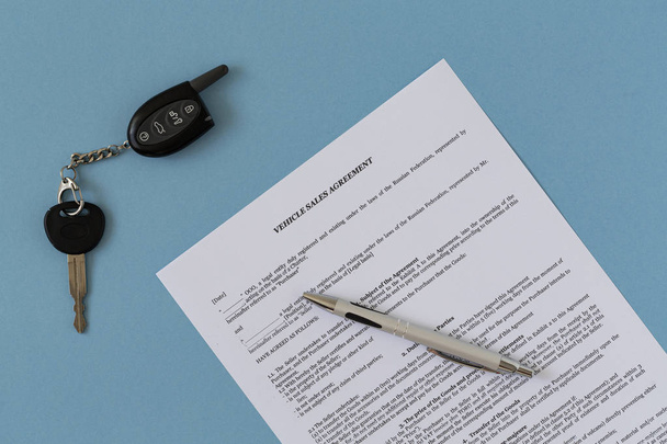 Sözleşme, kalem ve anahtarlı bir araba için kira sözleşmesi. Bir araba satış, kiralama ve sigortalama kavramı. Düz döşeme kompozisyonu.   - Fotoğraf, Görsel