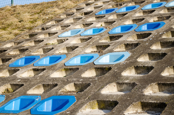 Zement Hangfläche montiert vier Reihen blaue Stühle - Foto, Bild