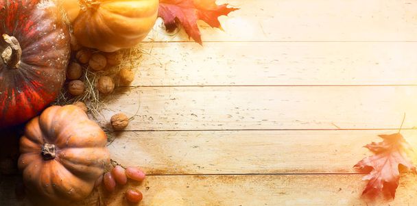 Fundo feriados de Ação de Graças; Abóbora e folhas de outono
  - Foto, Imagem