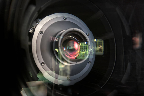 Close-up van een televisie lens op een donkere achtergrond - Foto, afbeelding