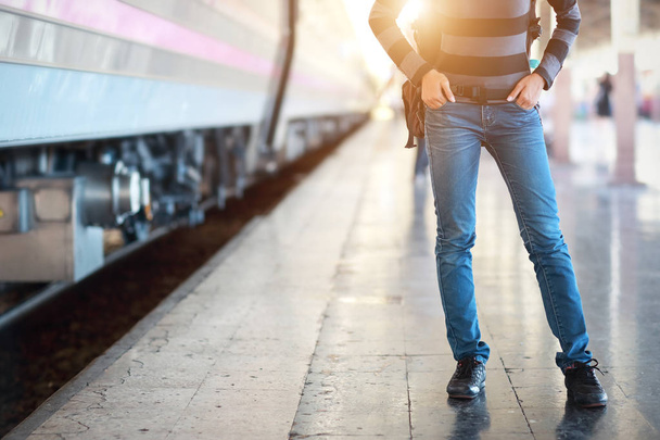 sırt çantası ile tren bekleyen genç gezgin kadın - Fotoğraf, Görsel