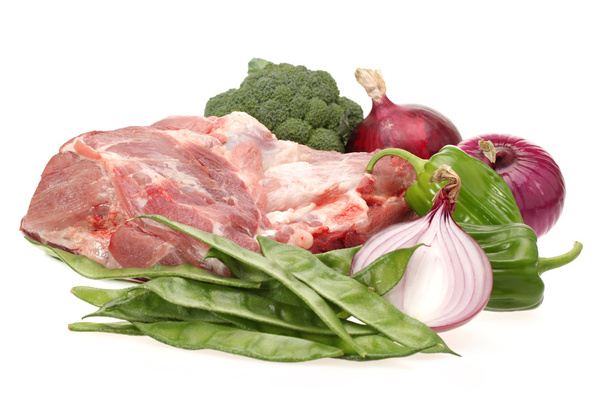 świeże mięso i warzywa na białym tle - Zdjęcie, obraz