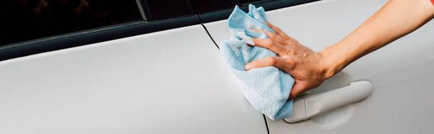 plan panoramique de jeune femme polissage voiture blanche
  - Photo, image