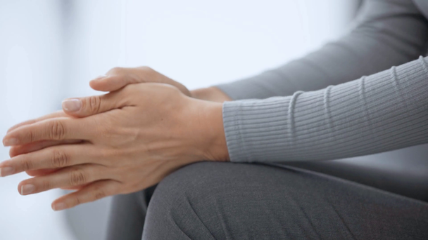 abgeschnittene Ansicht einer Frau, die sich die Hände quetscht - Filmmaterial, Video