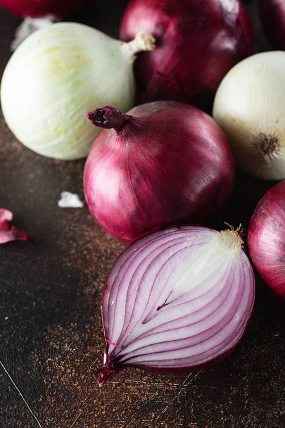 red onions. Red onion halves. Food Ingredients - Foto, imagen