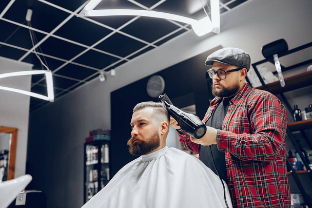 Stylish man sitting in a barbershop - Foto, immagini