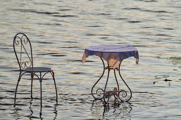 Göl suyu üzerinde Muhteşem retro masa ve sandalye. - Fotoğraf, Görsel