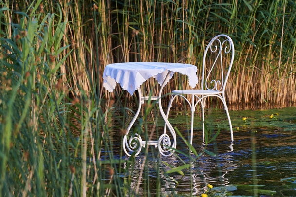 Göl suyu üzerinde Muhteşem retro masa ve sandalye. - Fotoğraf, Görsel