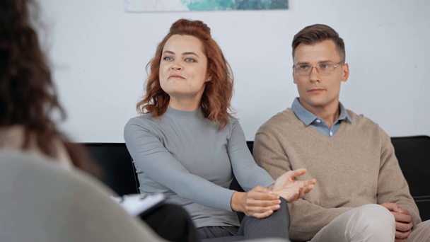 Wütende Frau mit Ehemann im Gespräch mit Psychologe  - Filmmaterial, Video