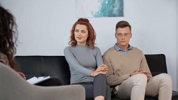 mulher irritada com marido conversando com psicólogo
  - Filmagem, Vídeo