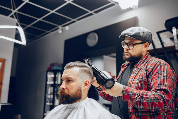 Stylish man sitting in a barbershop - Zdjęcie, obraz