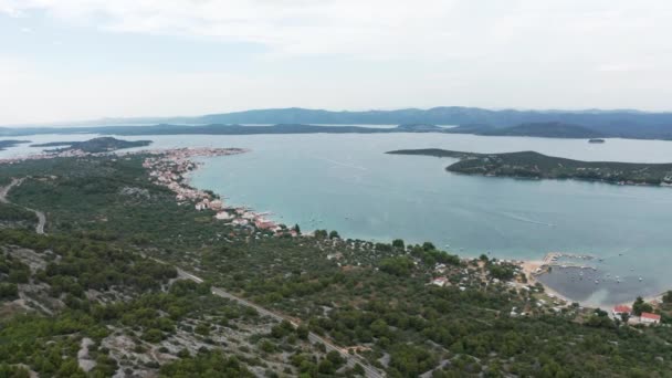 Drone aéreo tiro de baía de marina em mar adriático, Croácia
 - Filmagem, Vídeo