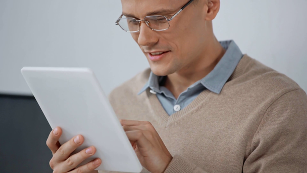 улыбающийся человек в очках с помощью цифрового планшета
 - Кадры, видео