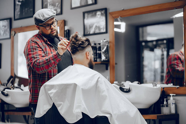 Stylish man sitting in a barbershop - Foto, Imagen