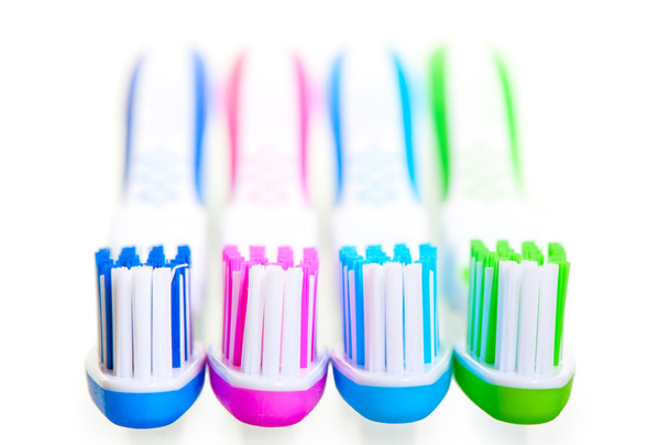 quatre nouvelles brosses à dents multicolores sont sur fond blanc
 - Photo, image