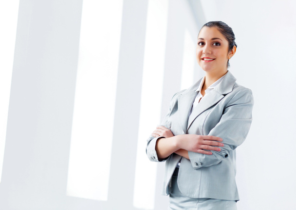 Приваблива азіатська бізнес-леді в сірому костюмі
 - Фото, зображення