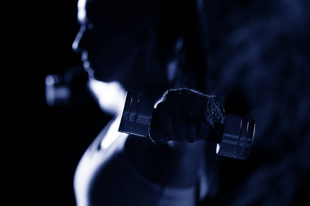 Girl doing workout with dumbbells - Foto, afbeelding