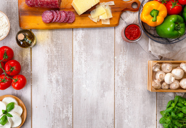Plantilla de ingredientes de mesa de madera de cocina de comida italiana o pizza, para recetas o publicidad impresa, espacio para copiar
 - Foto, imagen