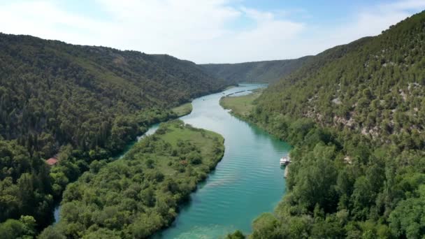 Imágenes de video aéreo de aviones no tripulados volando sobre las cascadas del Parque Nacional Krka, Croacia
 - Metraje, vídeo