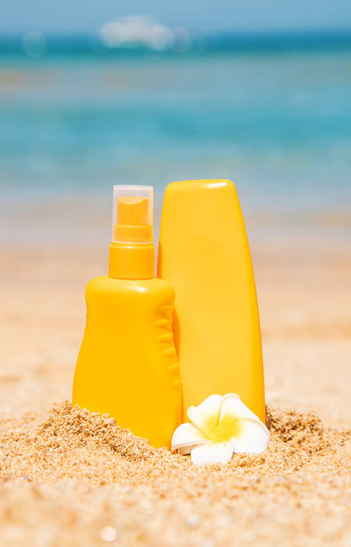 crème solaire sur la plage. Protection solaire. Concentration sélective
. - Photo, image