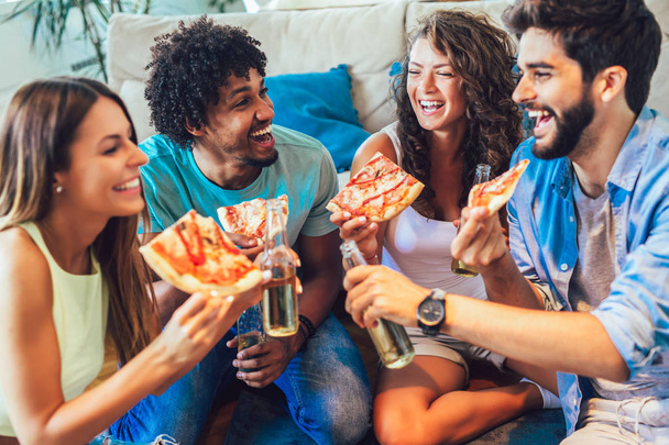 Skupina mladých přátel jíst pizza.Home party. - Fotografie, Obrázek