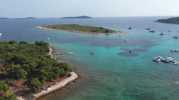 Bovenaanzicht drone beelden van de blauwe lagune in de Adriatische Zee, Kroatië - Video