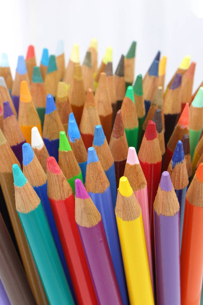 Ένα μάτσο χρωματιστά μολύβια απομονώθηκαν πίσω στο σχολείο ελεύθερα γραφή περιοχή όλα τα χρώματα - Φωτογραφία, εικόνα