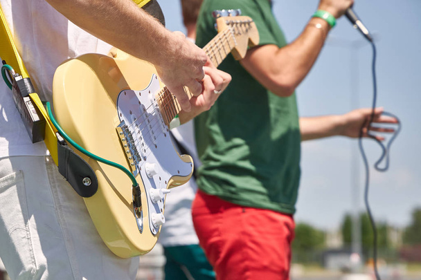 Joven banda de rock interpreta sus canciones en la calle, de cerca
 - Foto, Imagen