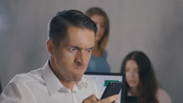 Portret van boze zakenman op werkplek op kantoor. Man toont angst, woede en frustratie in de werkdag op kantoor. - Video