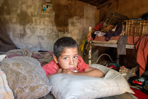 Planaltina, Goais, Brasile-7 luglio 2018: Un ragazzo sdraiato sul suo letto nella sua casa nella povera comunità di Planaltina
 - Foto, immagini