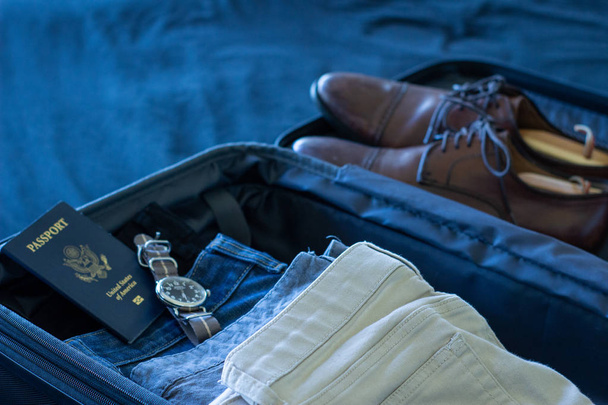 Zbliżenie torby dostawanie zapakowane z paszportem. - Zdjęcie, obraz