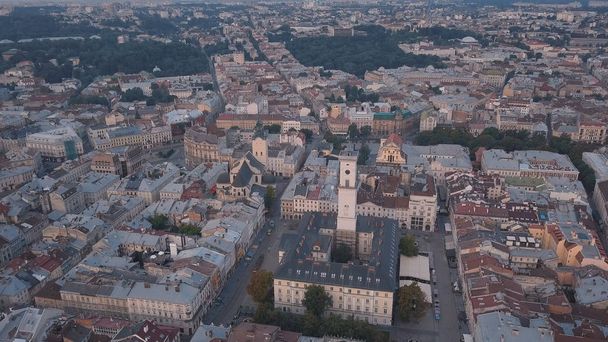Aerial City Lviv, Ukraine. La ville européenne. Quartiers populaires de la ville. Hôtel de ville - Photo, image