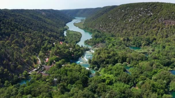 Imagens de vídeo aéreo de drones sobrevoando cachoeiras do Parque Nacional de Krka, Croácia
 - Filmagem, Vídeo