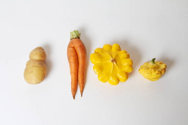 Trendy lelijke biologisch voedsel fruit groenten geïsoleerd op wit. - Foto, afbeelding