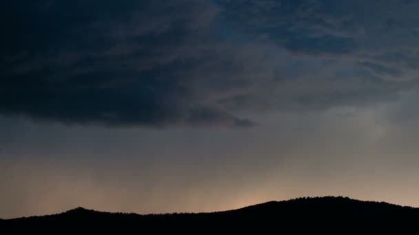 Am Horizont schlägt ein Blitz in den Boden ein. Abendhimmel mit Gewitterwolken im Hochland. - Filmmaterial, Video