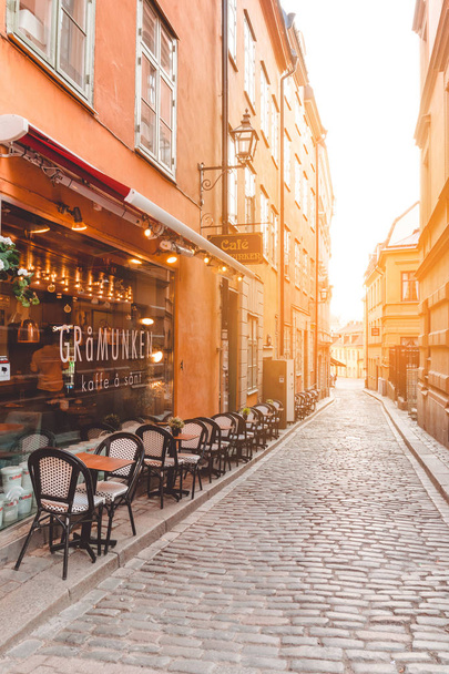 Stockholm, Suède 7 juin 2019 : Rue étroite avec café dans un ciel magnifique
. - Photo, image