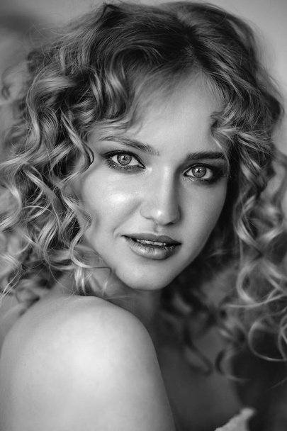 Close up portrait of blonde charming young woman with curly hair and natural makeup. Sunny morning, spa and care - Foto, Bild