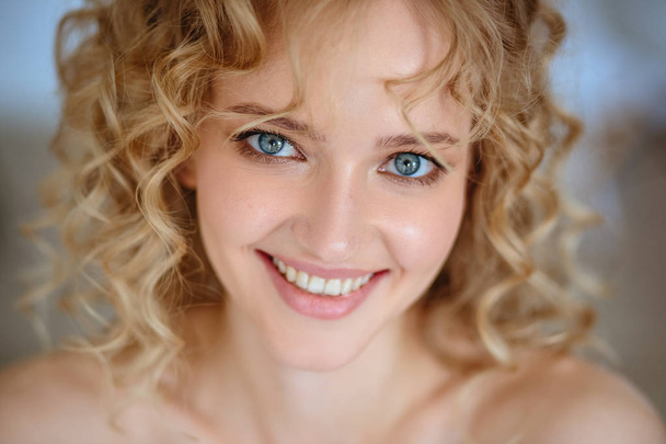Close up portrait of blonde charming young woman with curly hair and natural makeup. Sunny morning, spa and care - Fotoğraf, Görsel