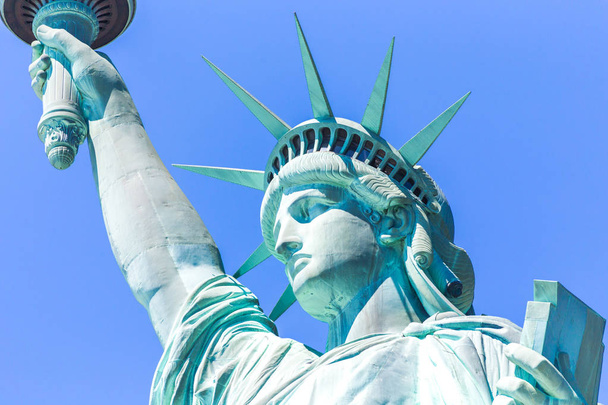 Zamknij widok na Statua wolności nad błękitnym niebem - Zdjęcie, obraz